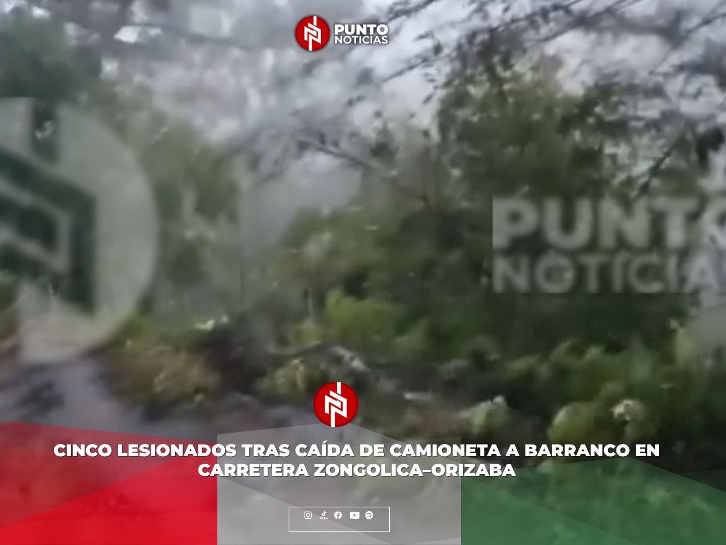 Cinco lesionados tras caída de camioneta a barranco en carretera Zongolica–Orizaba