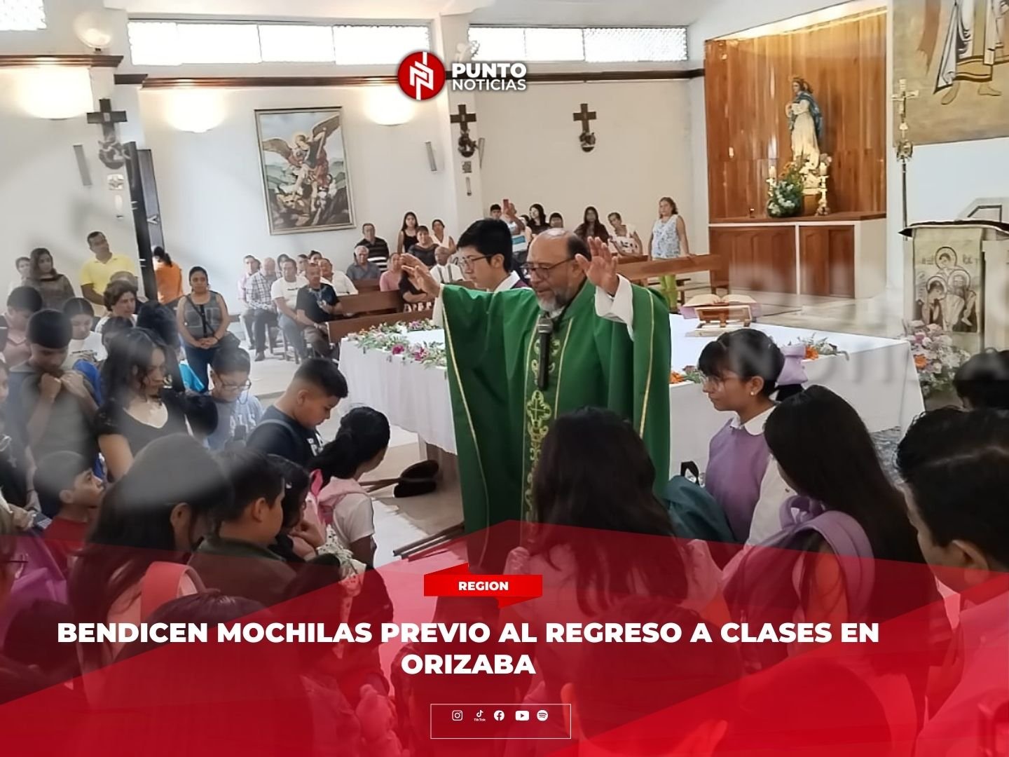 Bendicen mochilas previo al regreso a clases en Orizaba