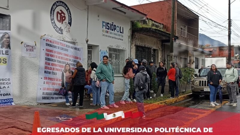 Egresados de la Universidad Politécnica de Huatusco campus Nogales protestan por falta de entrega de títulos