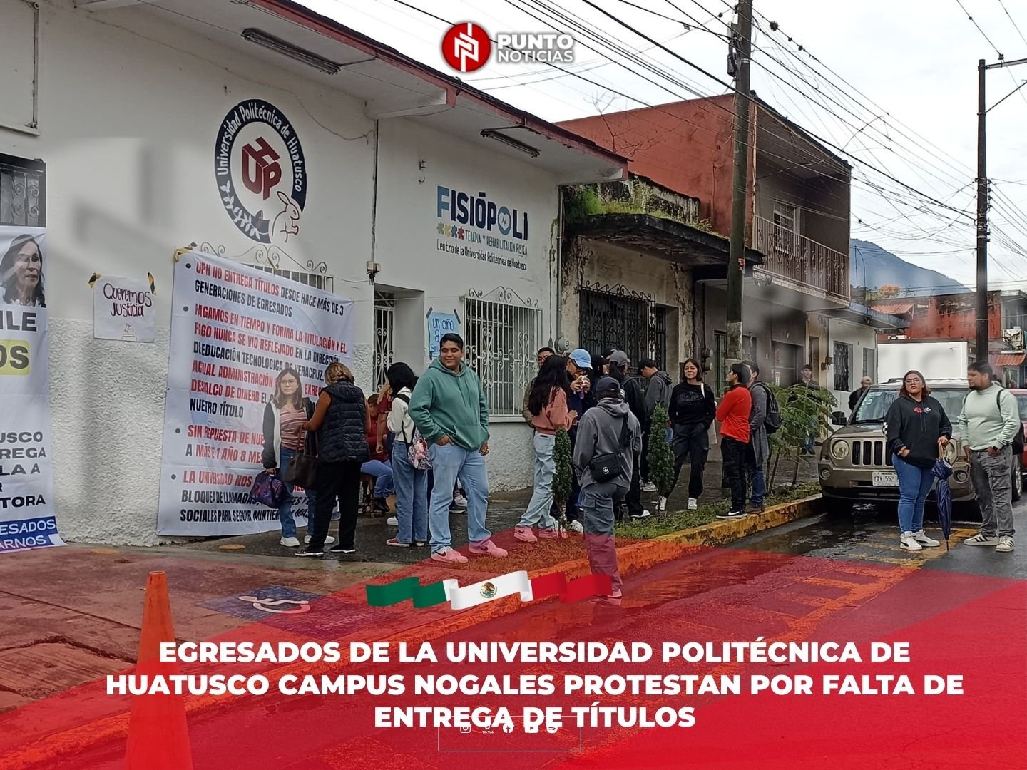 Egresados de la Universidad Politécnica de Huatusco campus Nogales protestan por falta de entrega de títulos