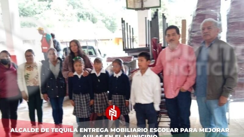 Alcalde de Tequila entrega mobiliario escolar para mejorar aulas en el municipio