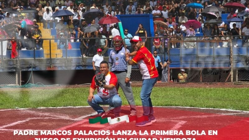 Padre Marcos Palacios lanza la primera bola en juego de exhibición en Ciudad Mendoza