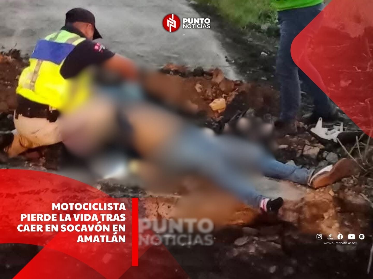 Motociclista pierde la vida tras caer en socavón en Amatlán