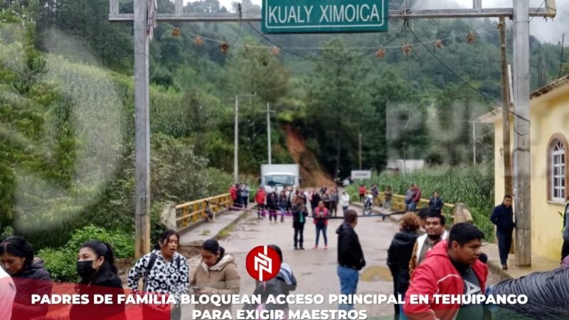 Padres de familia bloquean acceso principal en Tehuipango para exigir maestros