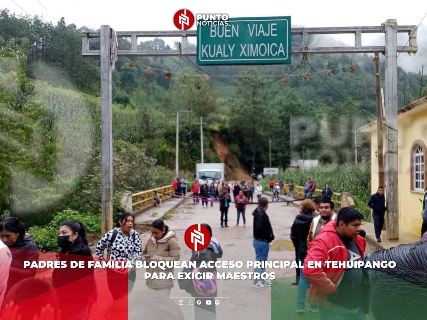 Padres de familia bloquean acceso principal en Tehuipango para exigir maestros
